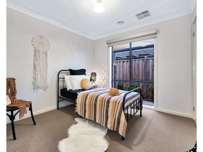 2 Bristol Drive, Cranbourne North VIC 3977