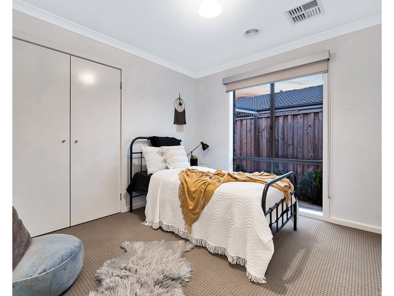 2 Bristol Drive, Cranbourne North VIC 3977