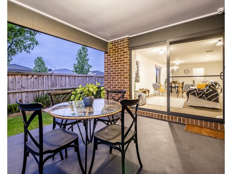 2 Bristol Drive, Cranbourne North VIC 3977