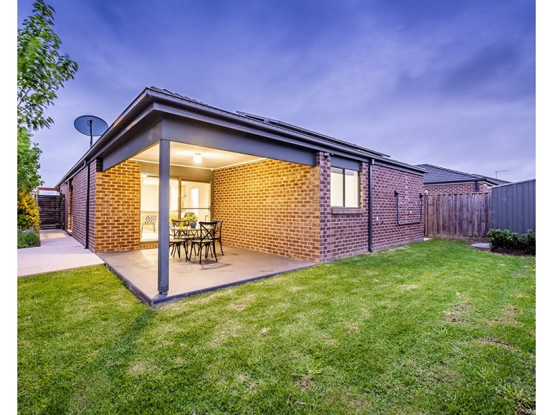 2 Bristol Drive, Cranbourne North VIC 3977