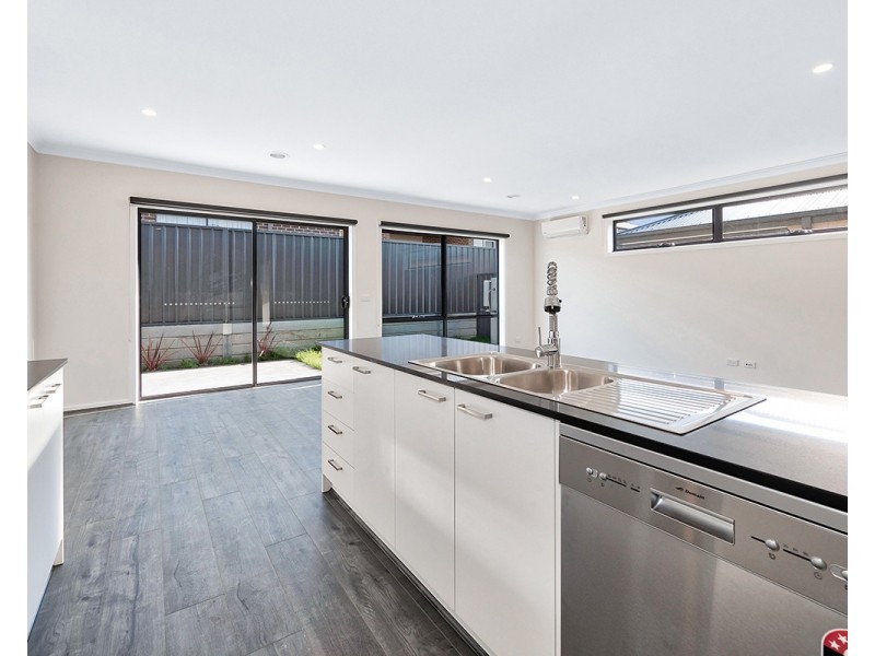 13 Pelagos Drive, Clyde VIC 3978