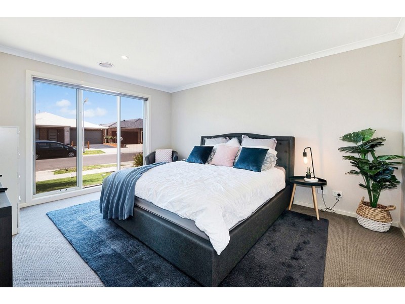 62 McEwan Drive, Cranbourne East VIC 3977