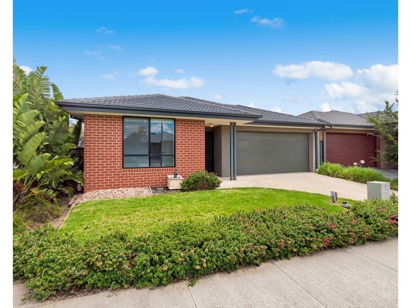 8 Amesbury Way, Clyde North VIC 3978