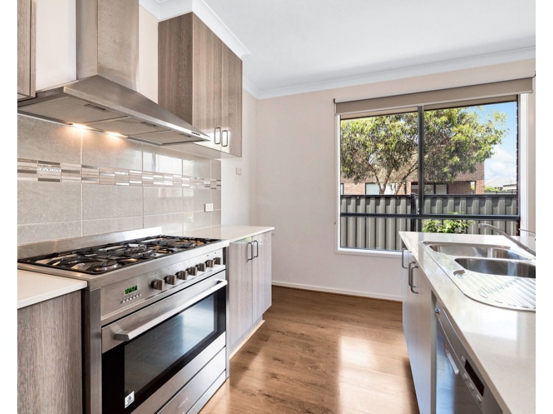 8 Amesbury Way, Clyde North VIC 3978
