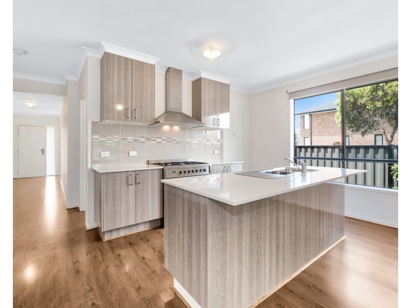 8 Amesbury Way, Clyde North VIC 3978