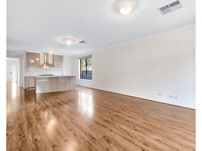 8 Amesbury Way, Clyde North VIC 3978