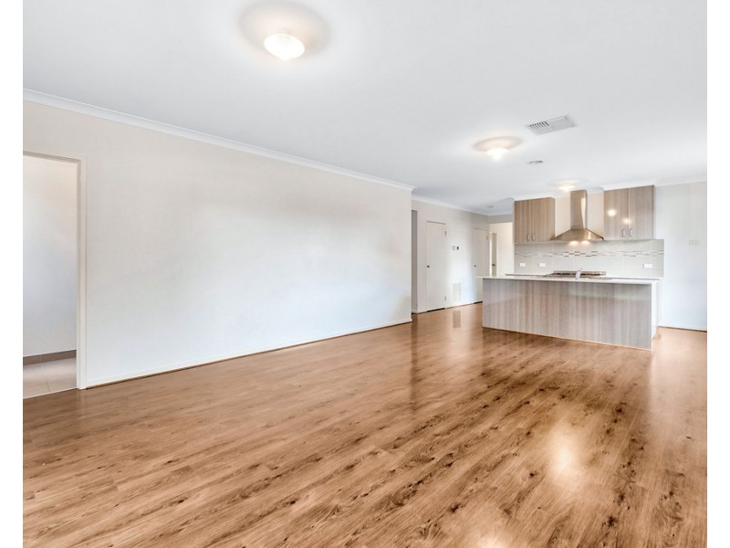 8 Amesbury Way, Clyde North VIC 3978