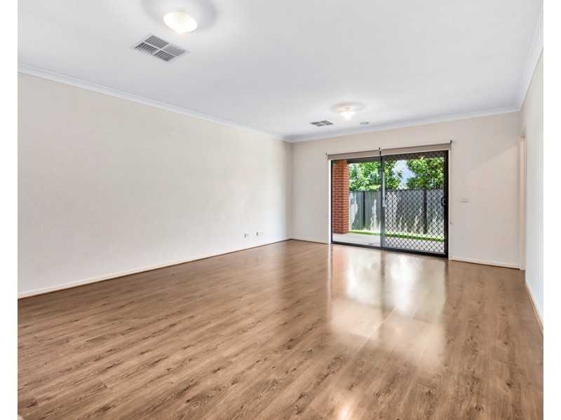 8 Amesbury Way, Clyde North VIC 3978