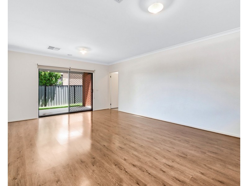 8 Amesbury Way, Clyde North VIC 3978