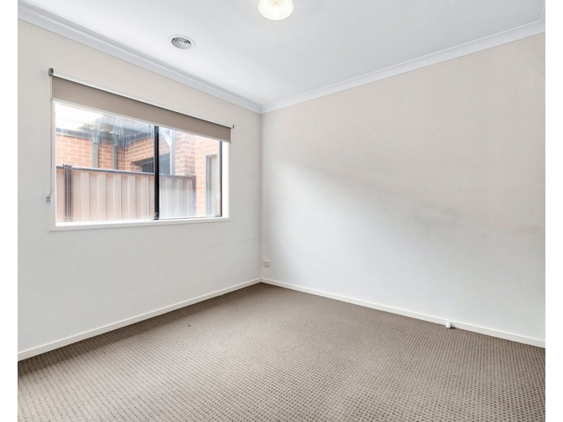 8 Amesbury Way, Clyde North VIC 3978