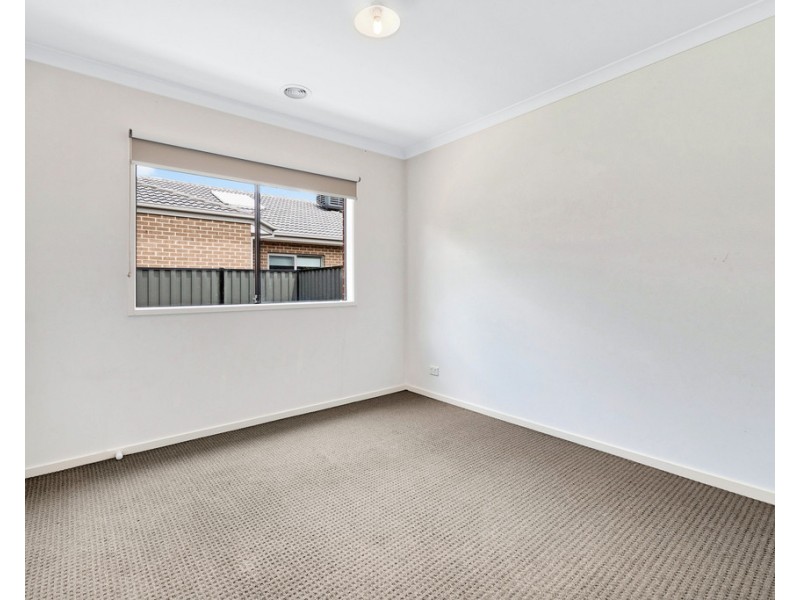 8 Amesbury Way, Clyde North VIC 3978