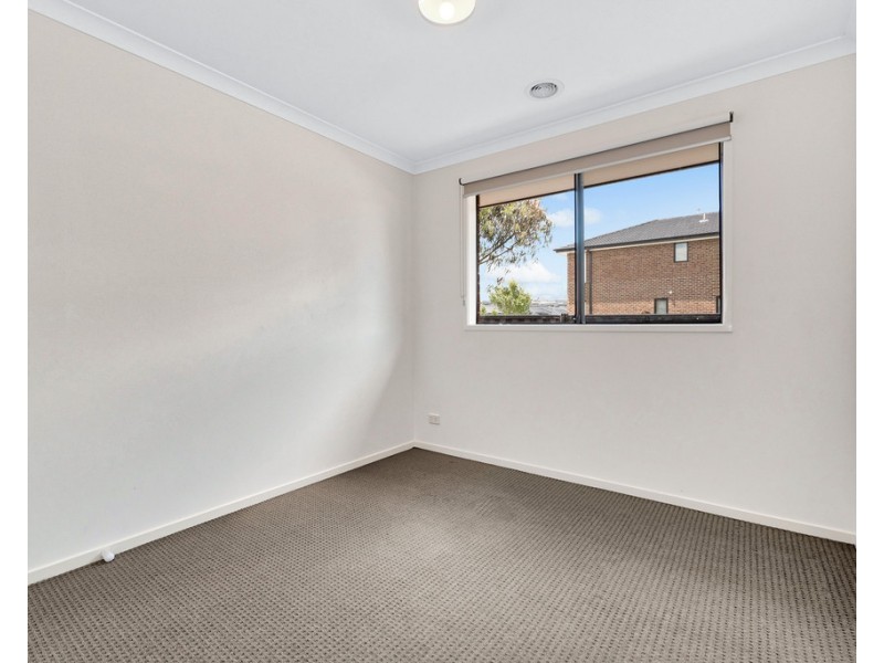 8 Amesbury Way, Clyde North VIC 3978
