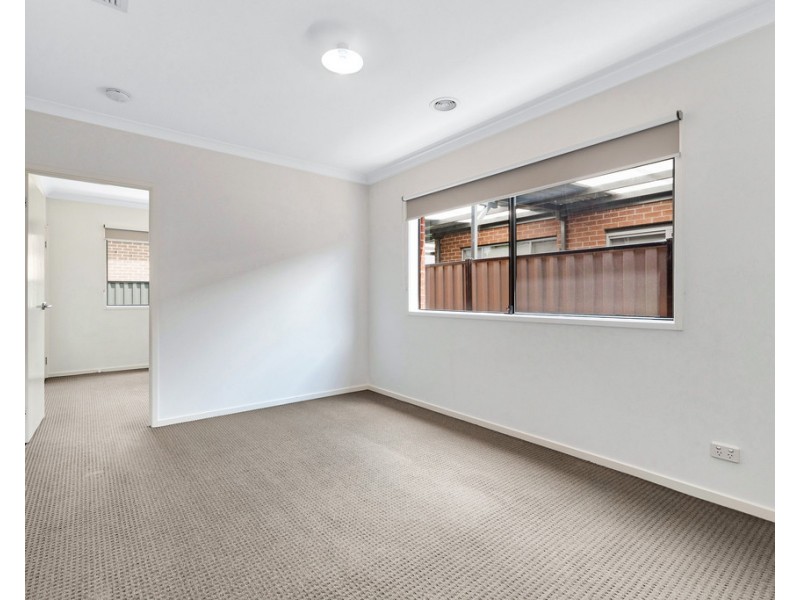 8 Amesbury Way, Clyde North VIC 3978