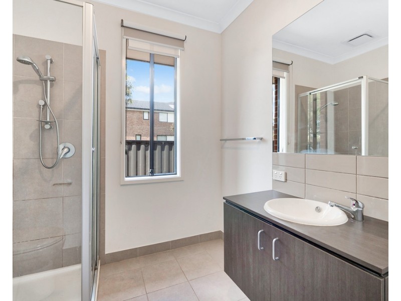 8 Amesbury Way, Clyde North VIC 3978