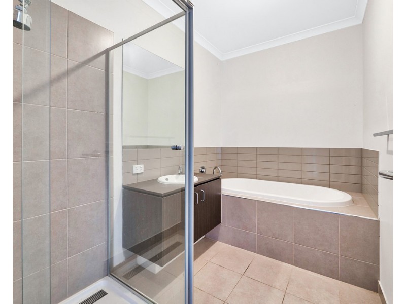 8 Amesbury Way, Clyde North VIC 3978