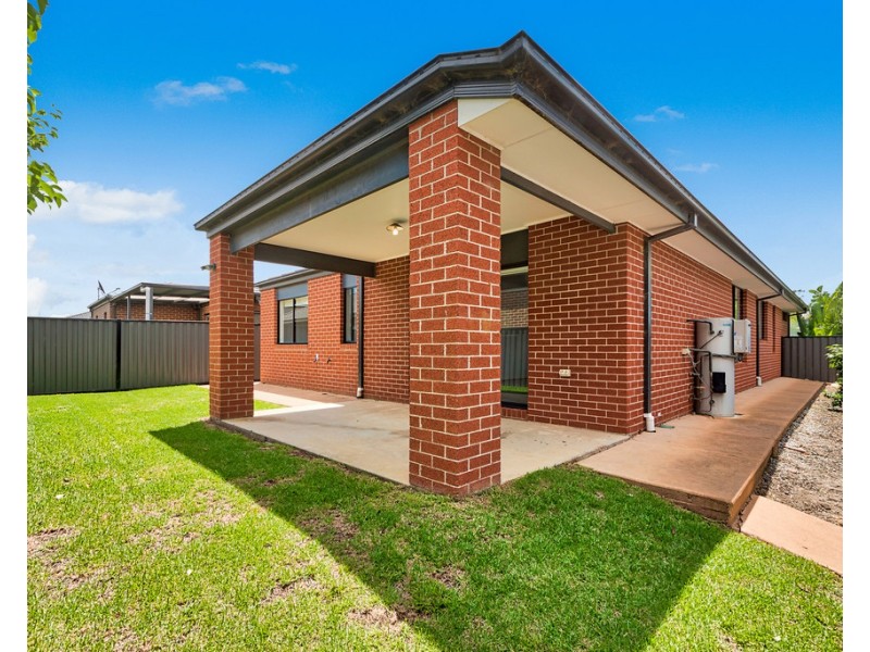 8 Amesbury Way, Clyde North VIC 3978
