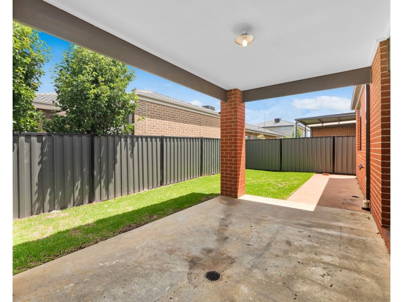 8 Amesbury Way, Clyde North VIC 3978