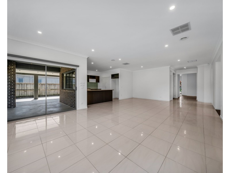 25 Duce Street, Cranbourne East VIC 3977