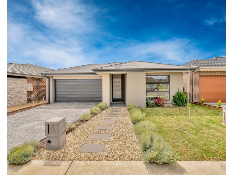 7 Punt Way, Clyde North VIC 3978