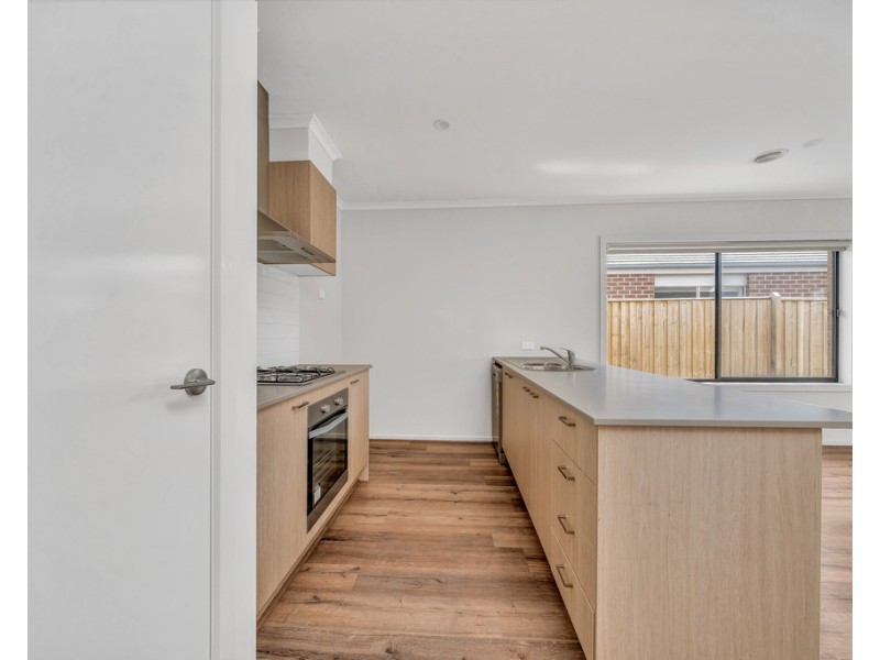 7 Punt Way, Clyde North VIC 3978