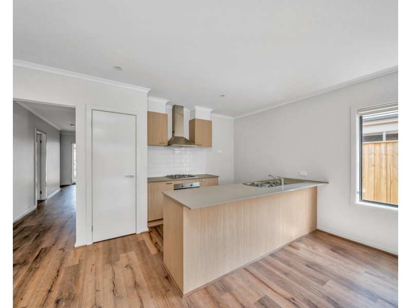 7 Punt Way, Clyde North VIC 3978