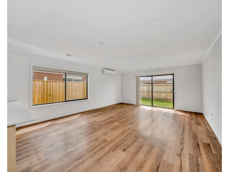 7 Punt Way, Clyde North VIC 3978