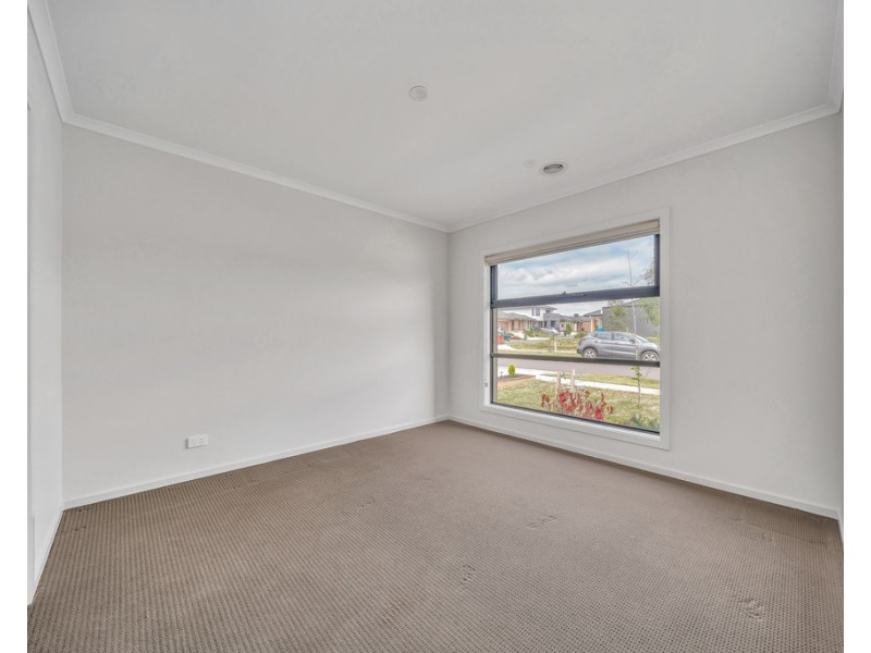 7 Punt Way, Clyde North VIC 3978
