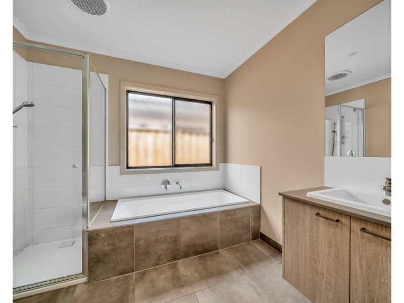 7 Punt Way, Clyde North VIC 3978