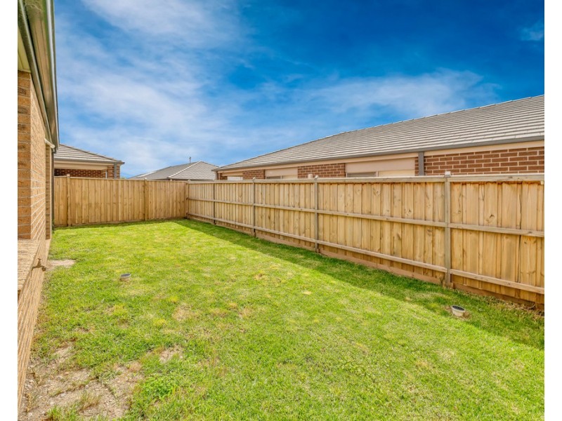7 Punt Way, Clyde North VIC 3978