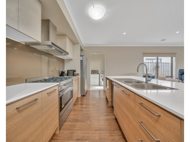 8 Mahal Dr, Clyde North VIC 3978