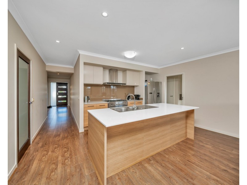 8 Mahal Dr, Clyde North VIC 3978