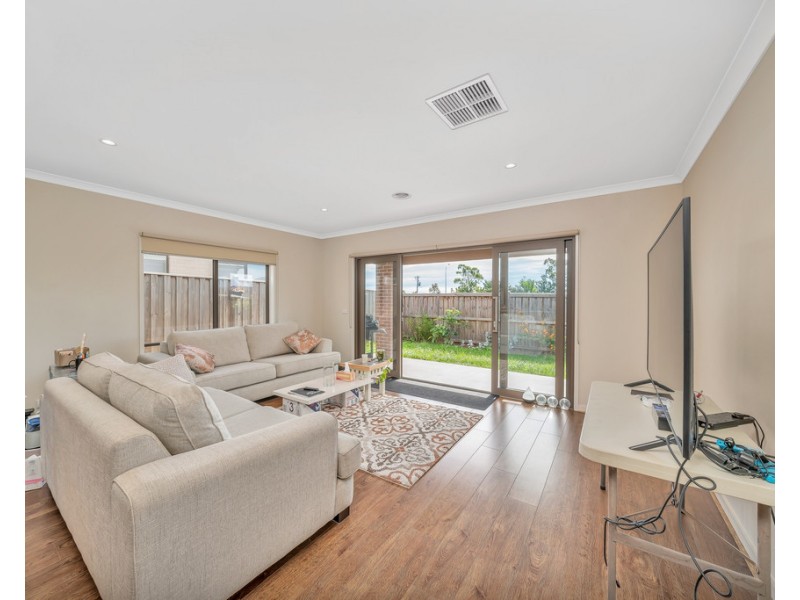 8 Mahal Dr, Clyde North VIC 3978