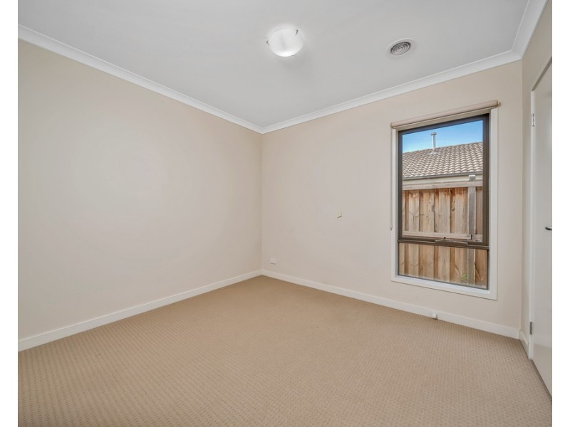 8 Mahal Dr, Clyde North VIC 3978