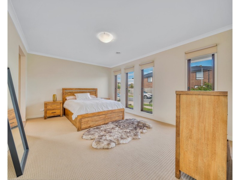 8 Mahal Dr, Clyde North VIC 3978