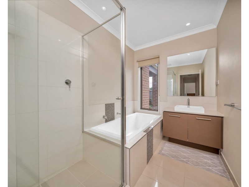 8 Mahal Dr, Clyde North VIC 3978