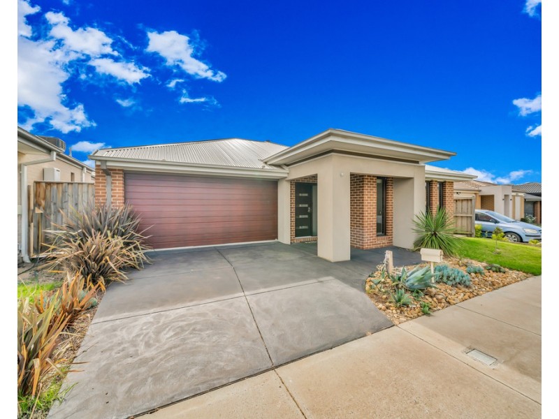 8 Mahal Dr, Clyde North VIC 3978