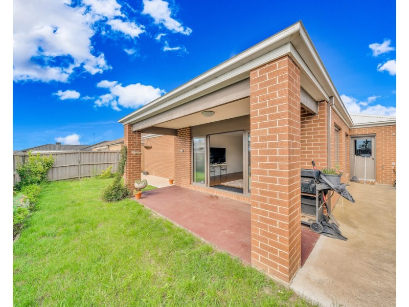 8 Mahal Dr, Clyde North VIC 3978