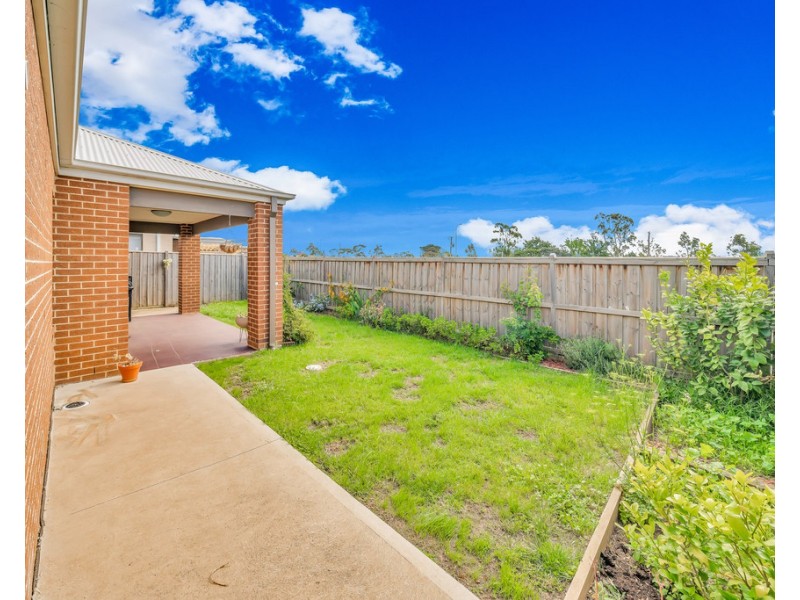 8 Mahal Dr, Clyde North VIC 3978