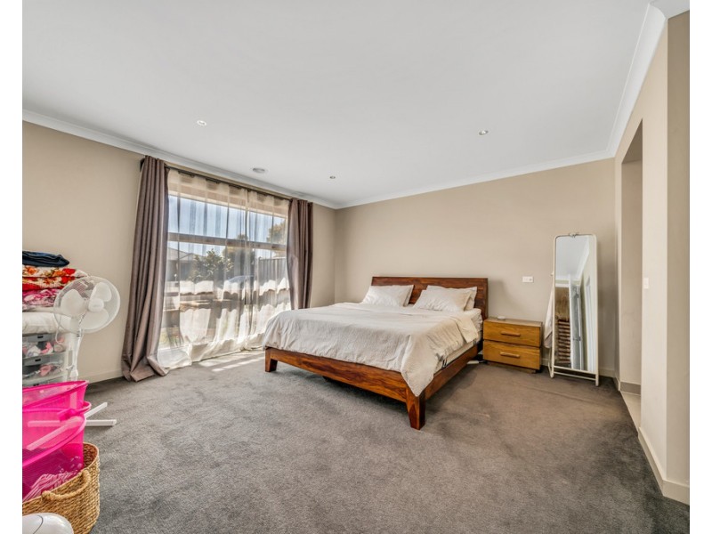 27 Hayton Park, Cranbourne West VIC 3977