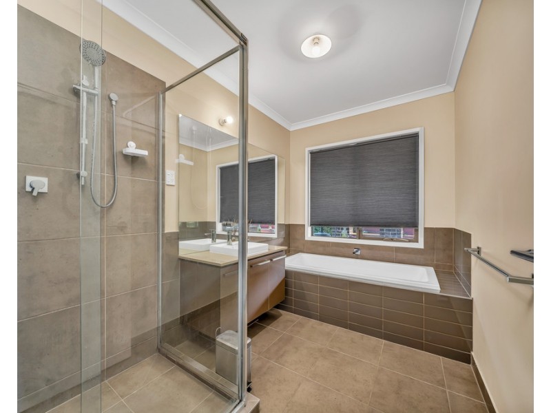27 Hayton Park, Cranbourne West VIC 3977