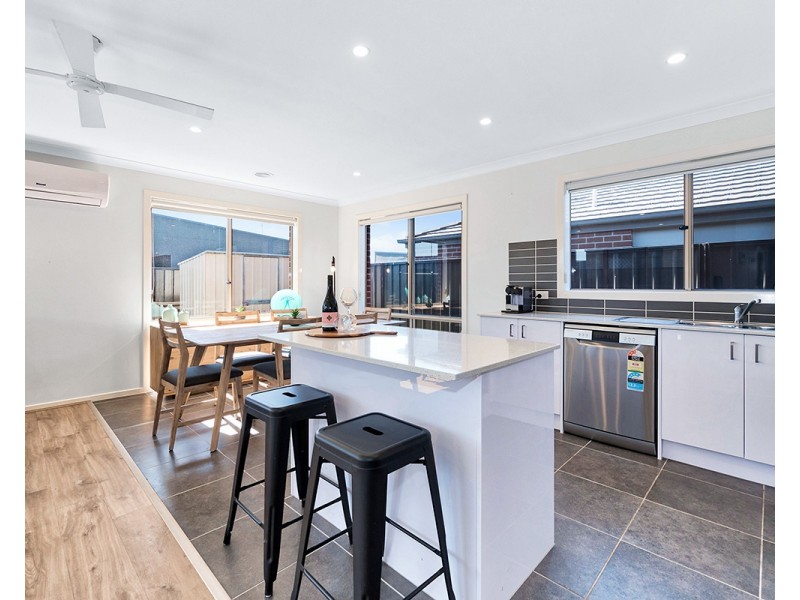 6 Naso Place, Clyde North VIC 3978