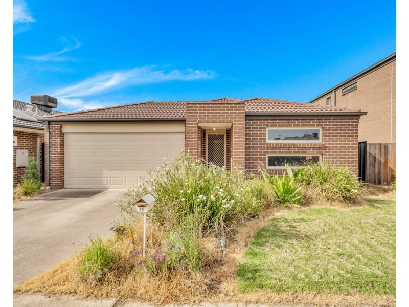 18 Dellinea Street, Cranbourne North VIC 3977