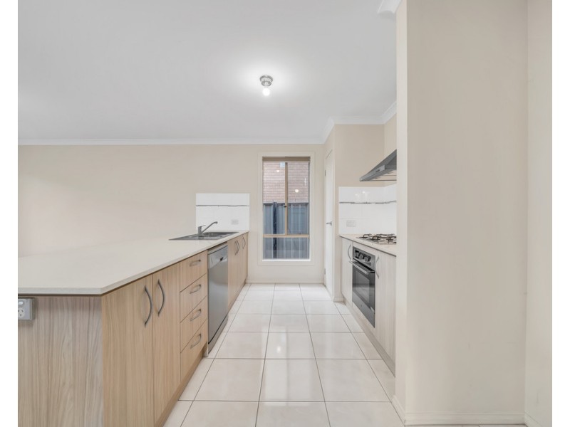 18 Dellinea Street, Cranbourne North VIC 3977