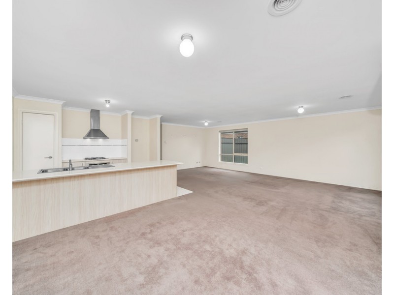 18 Dellinea Street, Cranbourne North VIC 3977