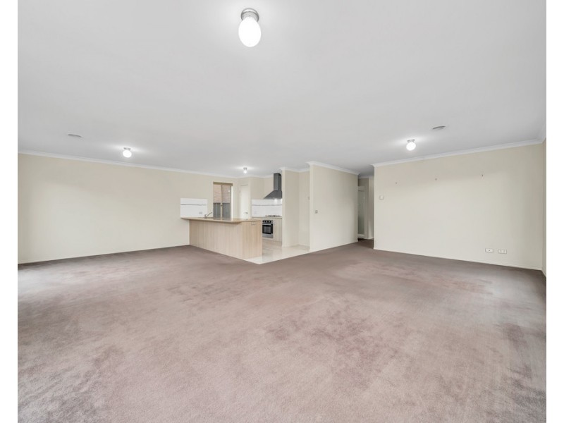 18 Dellinea Street, Cranbourne North VIC 3977