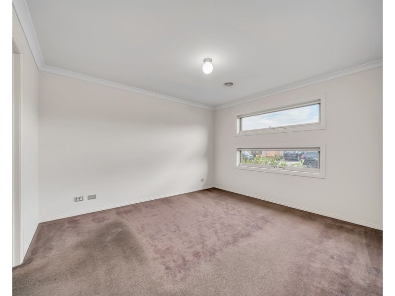 18 Dellinea Street, Cranbourne North VIC 3977