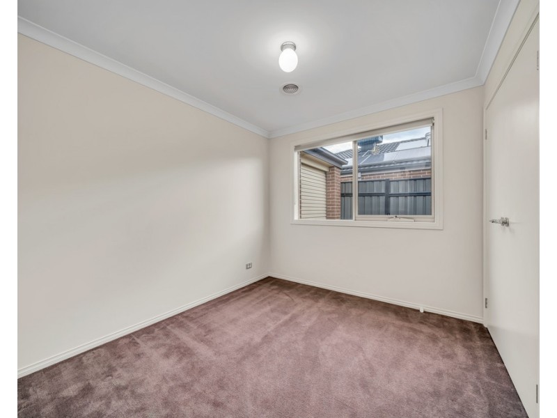 18 Dellinea Street, Cranbourne North VIC 3977