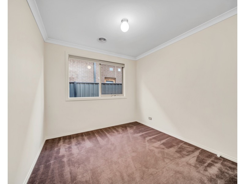 18 Dellinea Street, Cranbourne North VIC 3977