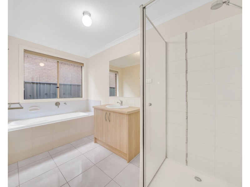 18 Dellinea Street, Cranbourne North VIC 3977