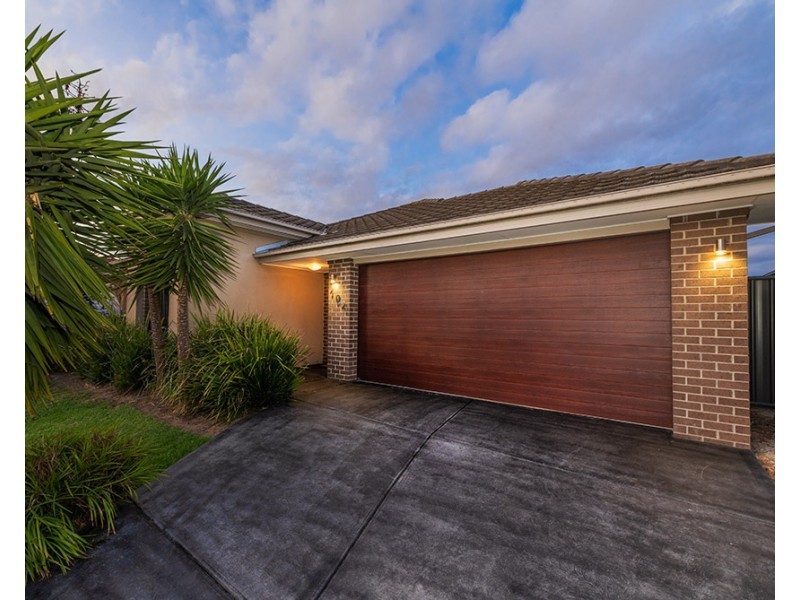 102 Sabel Drive, Cranbourne North VIC 3977
